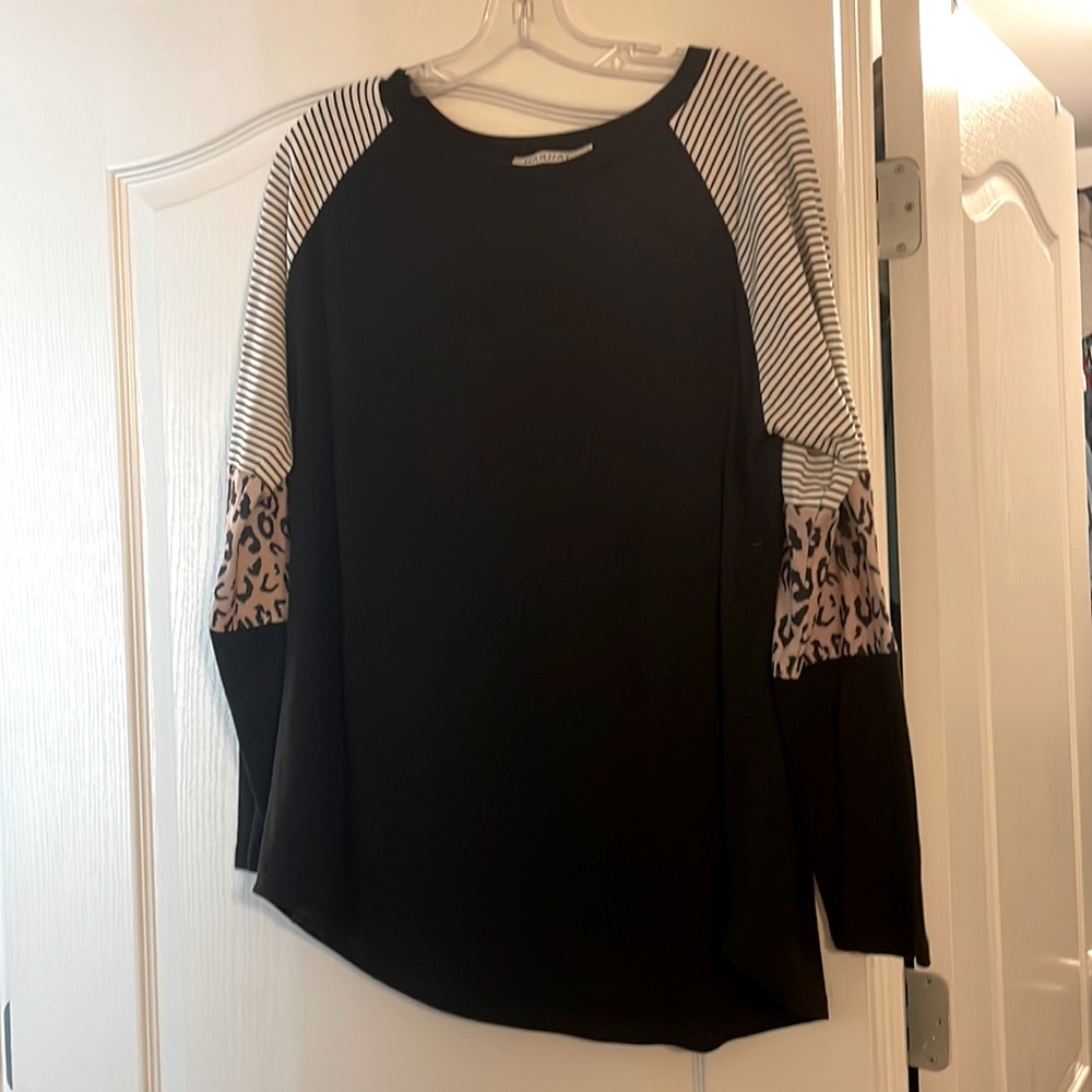 Super soft and cute long sleeve mixed print shirt.